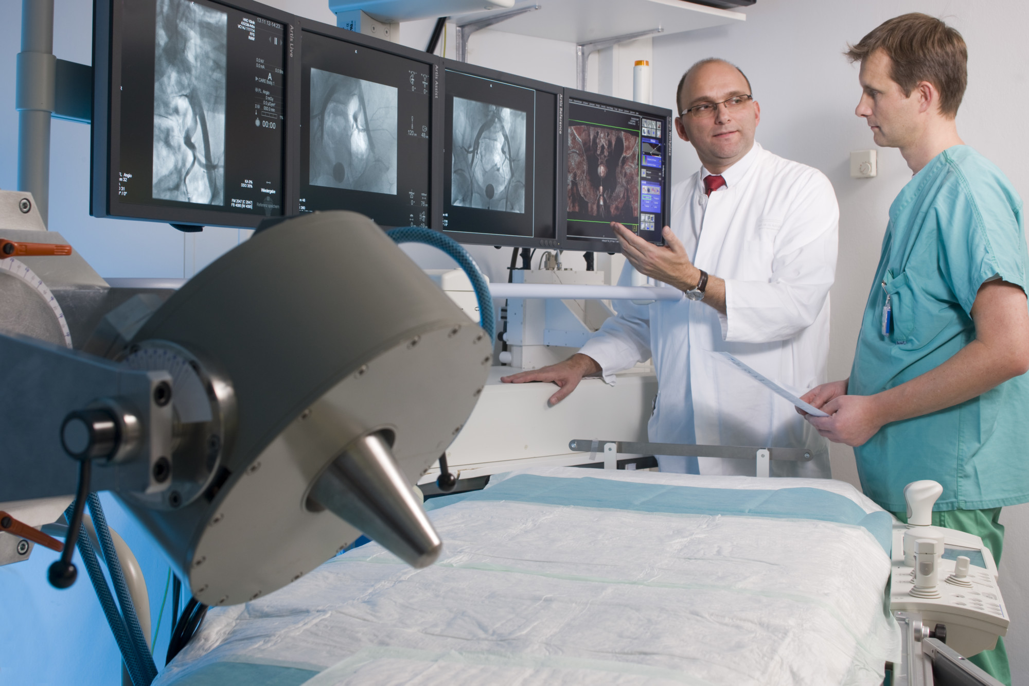 Im Medical Valley Spitzencluster-Projekt des BMBF ãBildgebung und externes Magnetfeld fr die lokale Tumortherapie mit magnetischen NanopartikelnÒ wird das Zielgebiet angiographisch in 3D dargestellt. Dies ist notwendig, um den richtigen arteriellen Zugang zum Tumor zu finden und das Magnetfeld optimal zu positionieren, damit die Nanopartikel effizient angereichert werden knnen. Unter der Leitung von Prof. Dr. med. Christoph Alexiou arbeitet die Sektion fr Experimentelle Onkologie und Nanomedizin (SEON) der HNO-Klinik des UK-Erlangen mit dem Zentralinstitut fr Medizintechnik der FAU-Erlangen zusammen, um die bestehende Technik des ãMagnetischen Drug TargetingsÒ von der prklinischen Phase effizient in die Klinik zu transferieren. Foto: Kurt Fuchs / ZIMT Foto bei Kurt Fuchs / © copyright by Kurt Fuchs, Tel. 09131-777740 Am Wei chselgar ten 23, 91058 Erl angen www.fuchs-foto.de